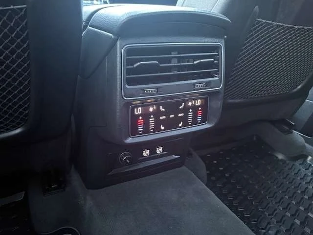 Audi Q8 * S Line quattro Prestige * CARFAX * БЕЗ ПЪРВОНАЧА, снимка 12 - Автомобили и джипове - 53075668