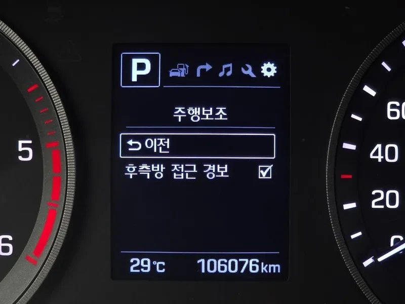 Hyundai Tucson 2.0 2WD EDITION , снимка 16 - Автомобили и джипове - 56293183