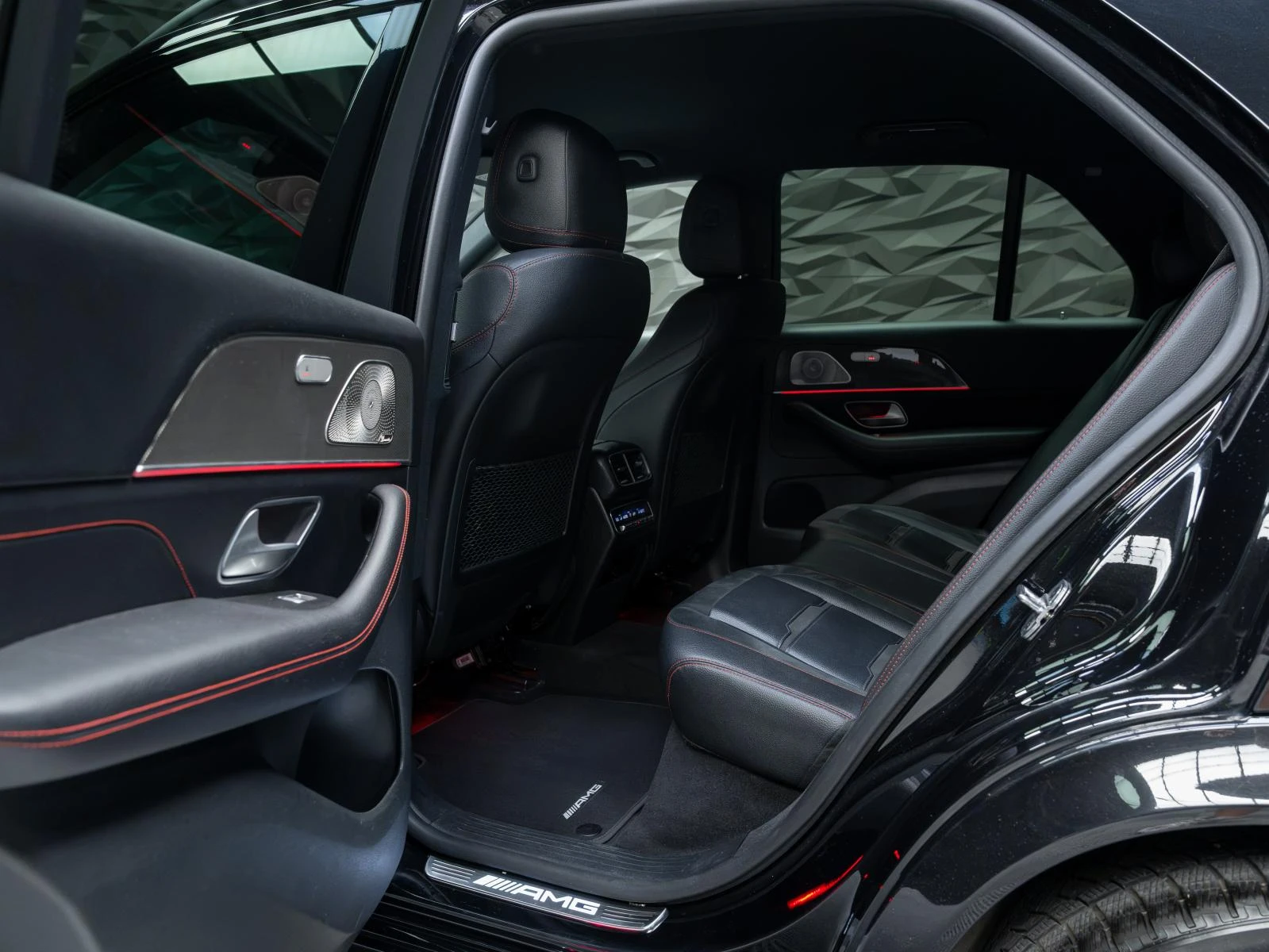 Mercedes-Benz GLE 53 4MATIC 4MATIC* BURM* 360CAM* AIRMATIC* AMG-LINE* , снимка 11 - Автомобили и джипове - 55537477
