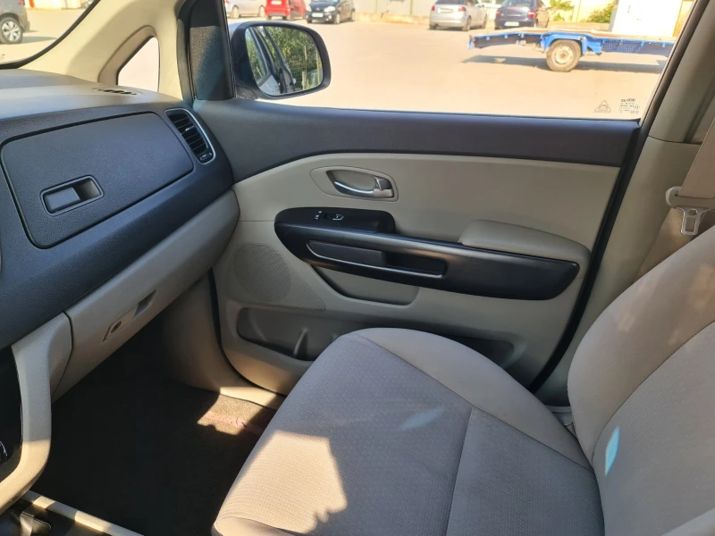 Kia Sedona 3.3 GDI/ГАЗ 7 местна, снимка 11 - Автомобили и джипове - 51279932