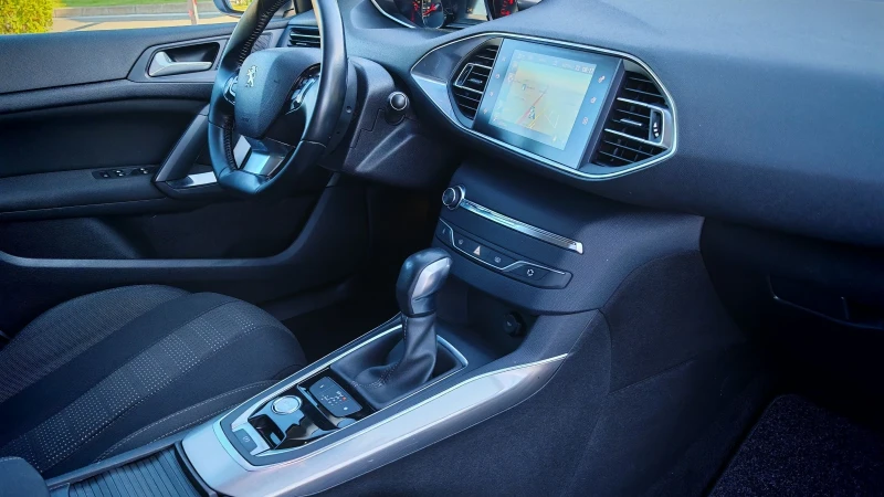 Peugeot 308 1.6HDI-120k.ТОП СЪСТОЯНИЕ СЕРВИЗНА КНИЖКА , снимка 12 - Автомобили и джипове - 50891527