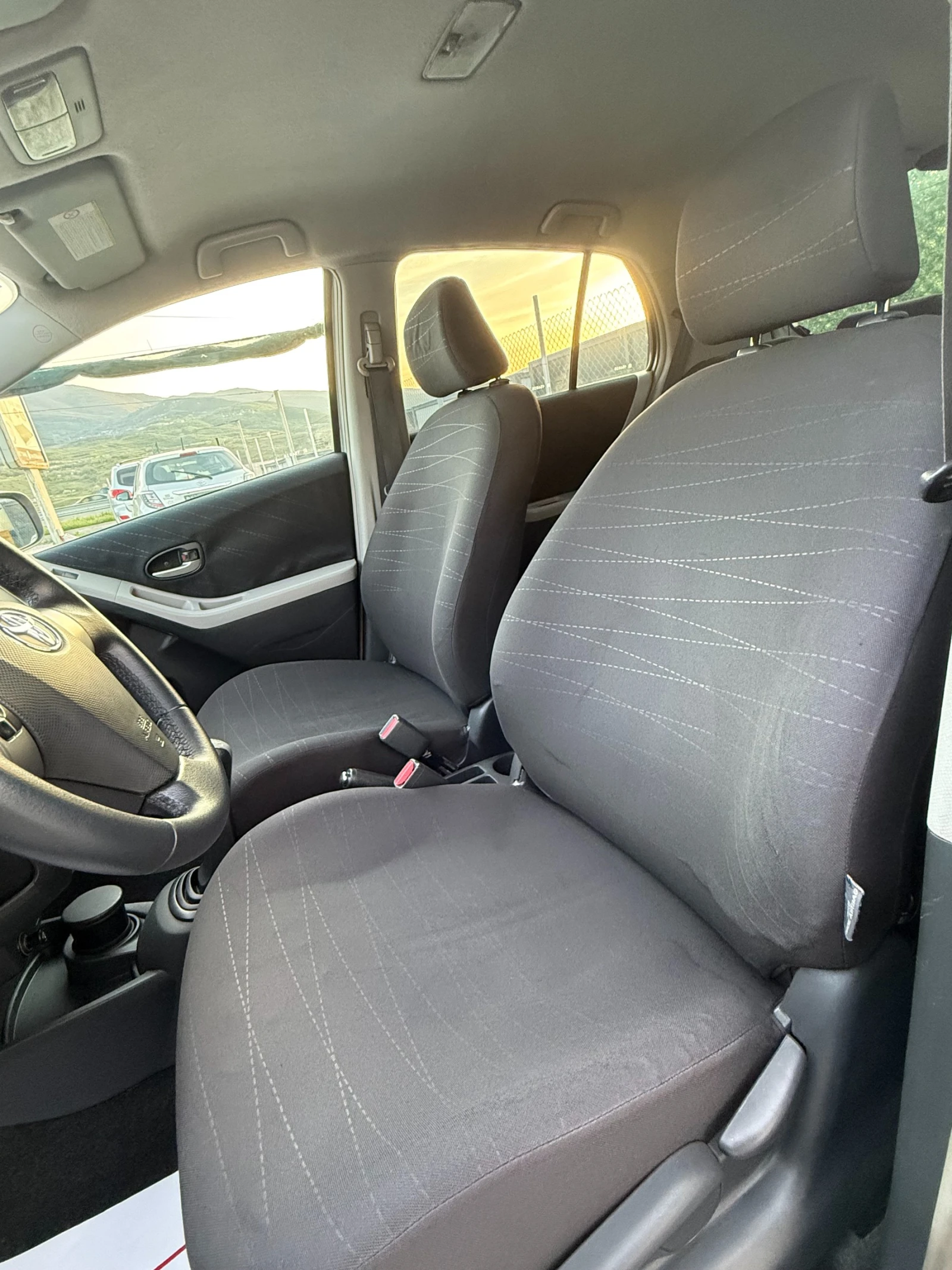 Toyota Yaris 1.4 d4d NAVI- ОТЛИЧНО СЪСТОЯНИЕ, снимка 7 - Автомобили и джипове - 54231831