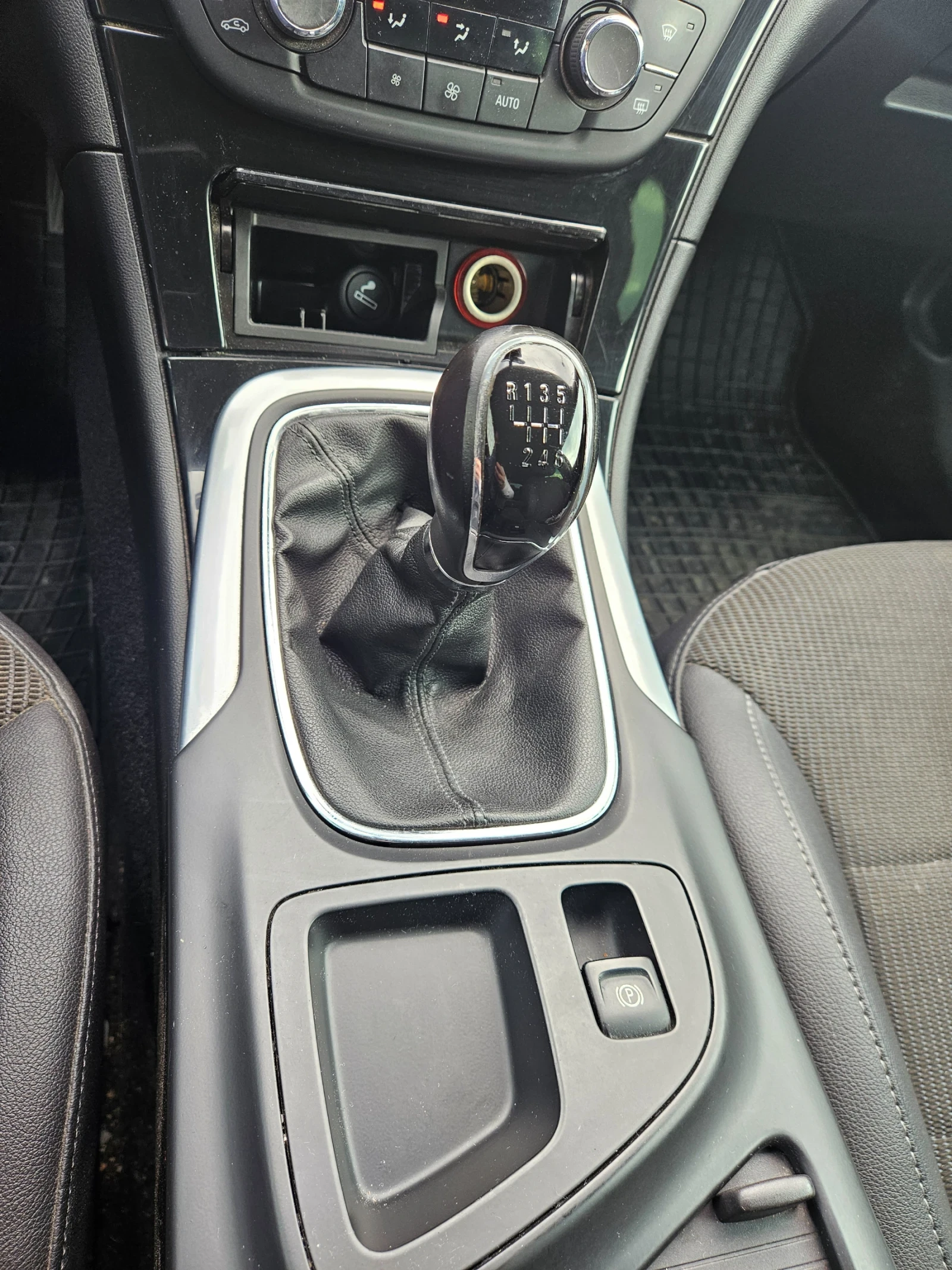 Opel Insignia 1.8 ГАЗ, снимка 10 - Автомобили и джипове - 55082824