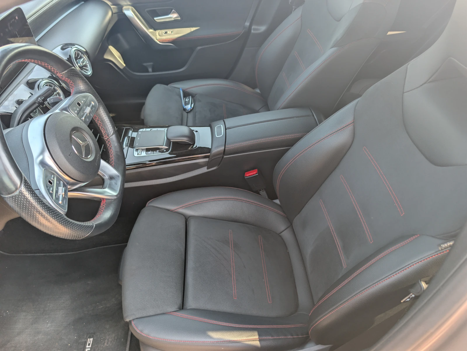 Mercedes-Benz A 180 AMG Line/ACC/LaneAss./Alcantara/Ambient/ParkAssist, снимка 11 - Автомобили и джипове - 55582471