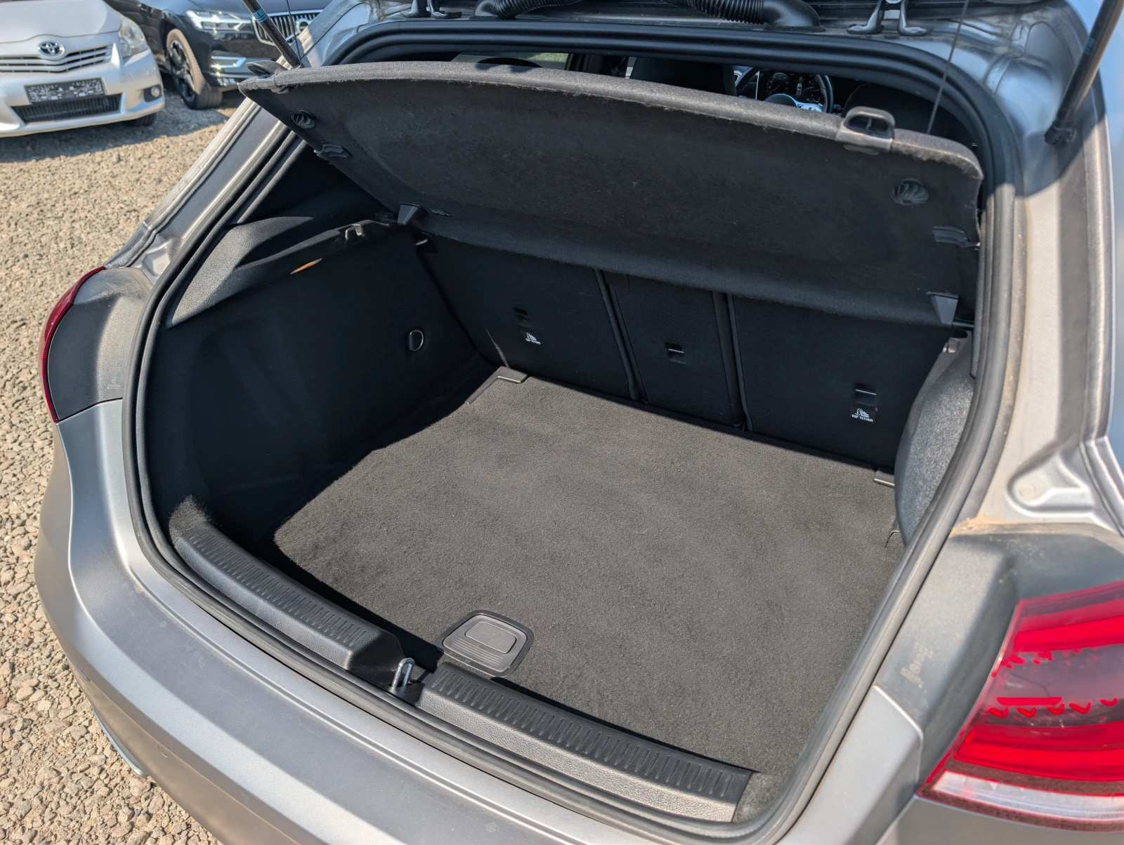 Mercedes-Benz A 180 AMG Line/ACC/LaneAss./Alcantara/Ambient/ParkAssist, снимка 13 - Автомобили и джипове - 55582471