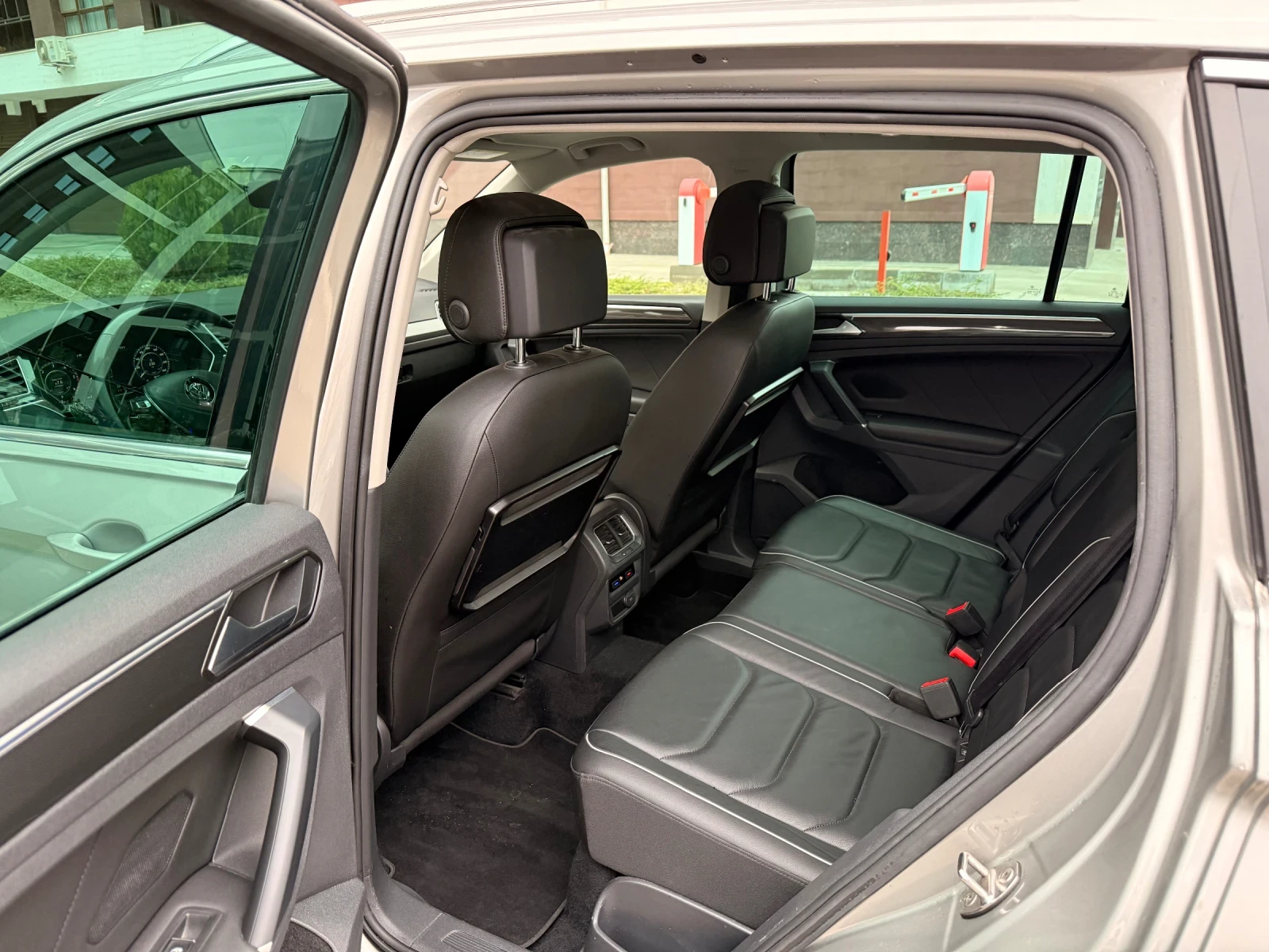 VW Tiguan 4Motion/LED/Pano/KeyGO/360/Assist | Mobile.bg � ����������� 12