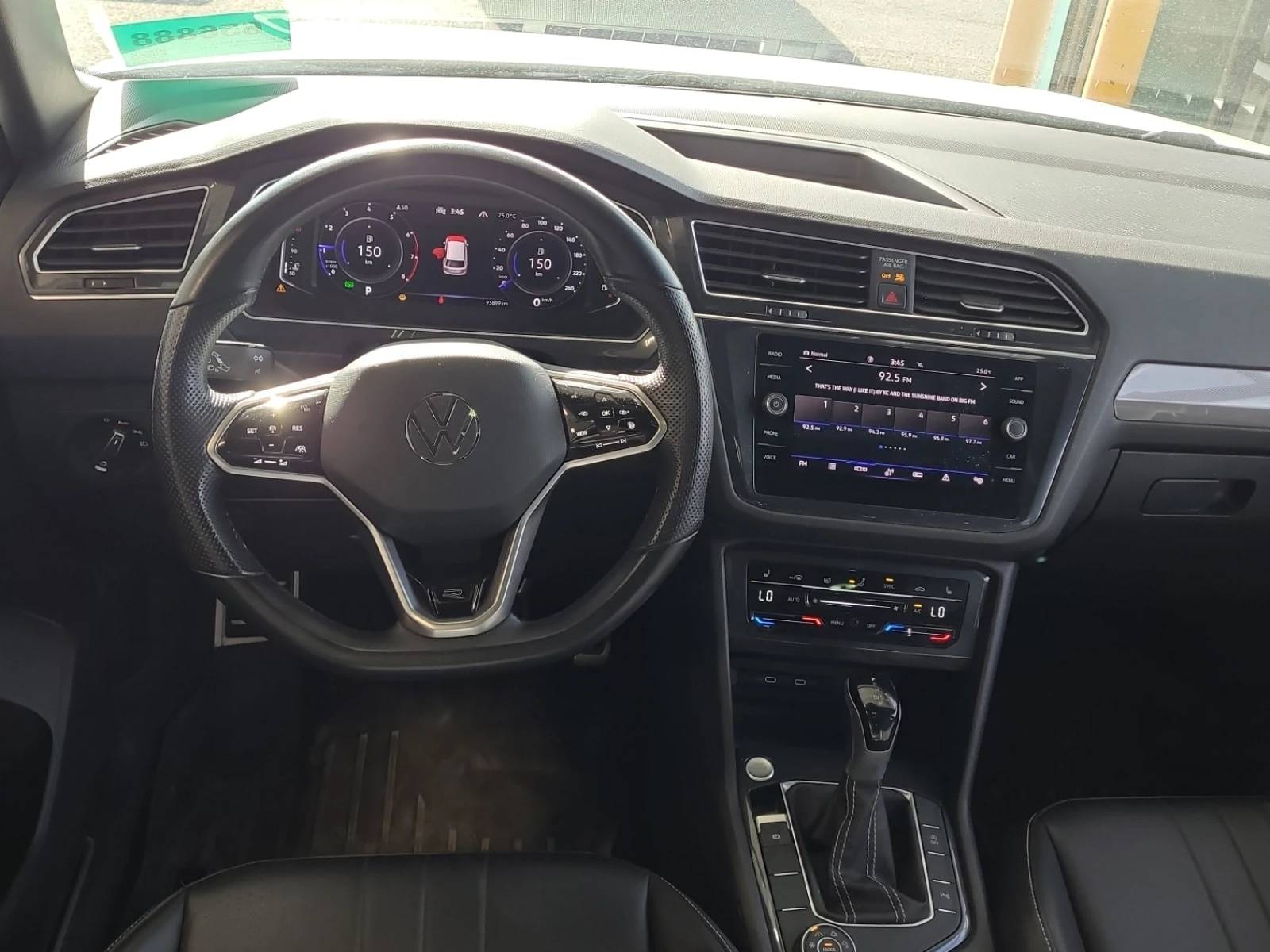 VW Tiguan / R LINE BLACK EDITION / ОПЦИЯ ЗА ФИНАНСИРАНЕ, снимка 10 - Автомобили и джипове - 56115111
