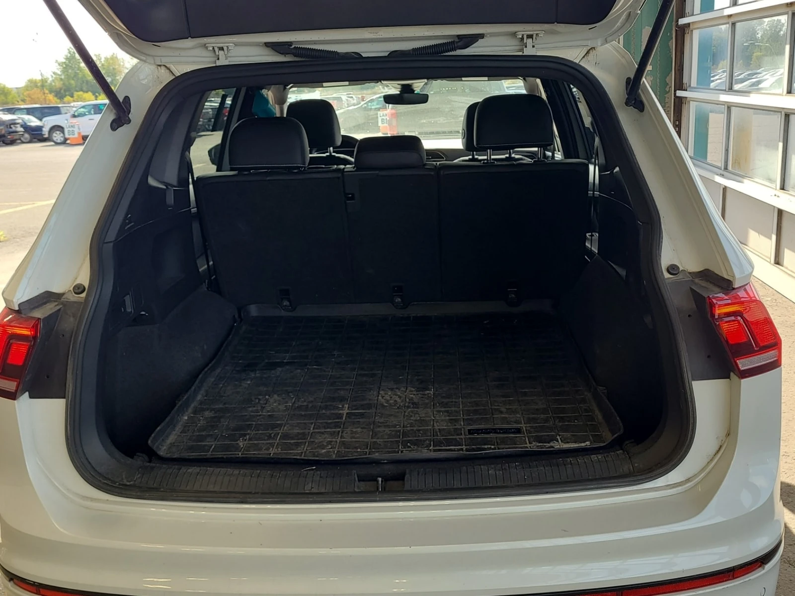 VW Tiguan / R LINE BLACK EDITION / ОПЦИЯ ЗА ФИНАНСИРАНЕ, снимка 13 - Автомобили и джипове - 56115111