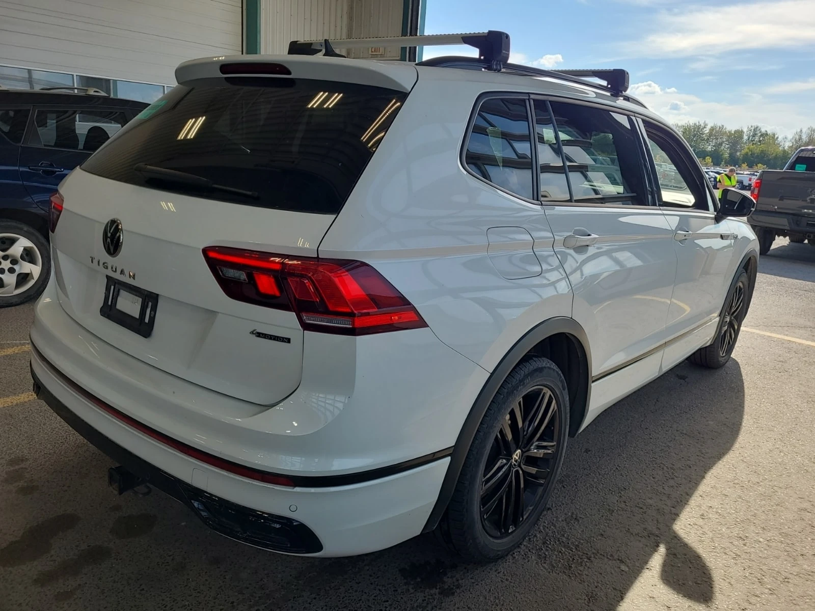 VW Tiguan / R LINE BLACK EDITION / ОПЦИЯ ЗА ФИНАНСИРАНЕ, снимка 3 - Автомобили и джипове - 56115111