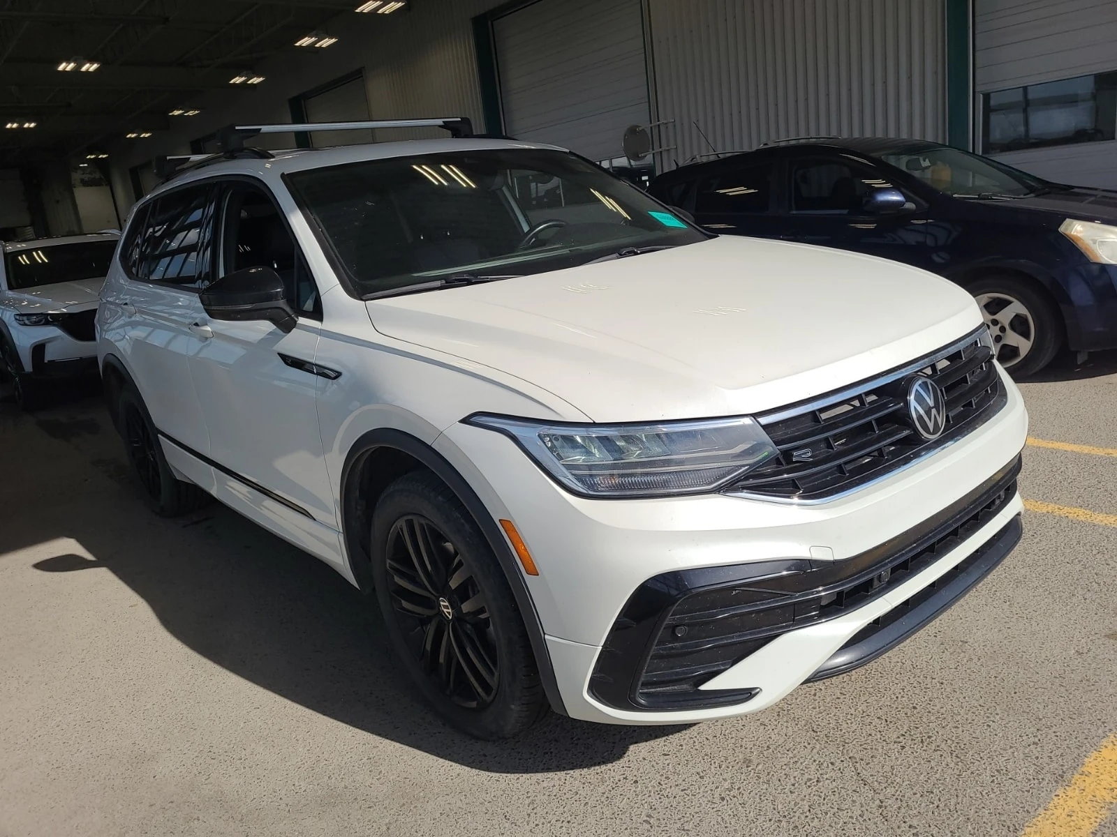 VW Tiguan / R LINE BLACK EDITION / ОПЦИЯ ЗА ФИНАНСИРАНЕ, снимка 2 - Автомобили и джипове - 56115111