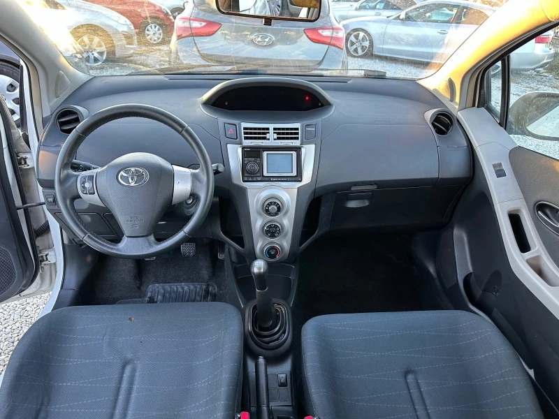 Toyota Yaris 1.0i, снимка 12 - Автомобили и джипове - 43224573