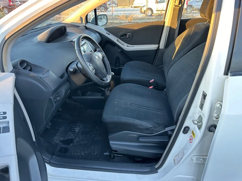 Toyota Yaris 1.0i, снимка 8 - Автомобили и джипове - 43224573