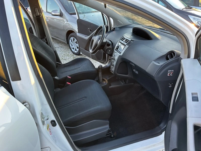 Toyota Yaris 1.0i, снимка 10 - Автомобили и джипове - 43224573