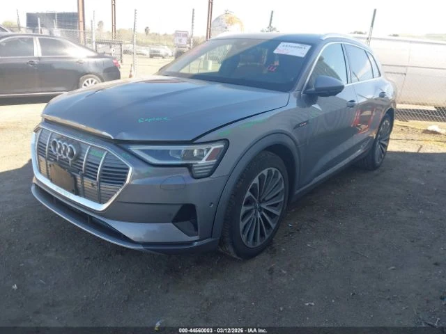 Audi E-Tron PREMIUMPLUS* PANO* ПОДГРЕВ* ОБДУХ* 360, снимка 3 - Автомобили и джипове - 53978520