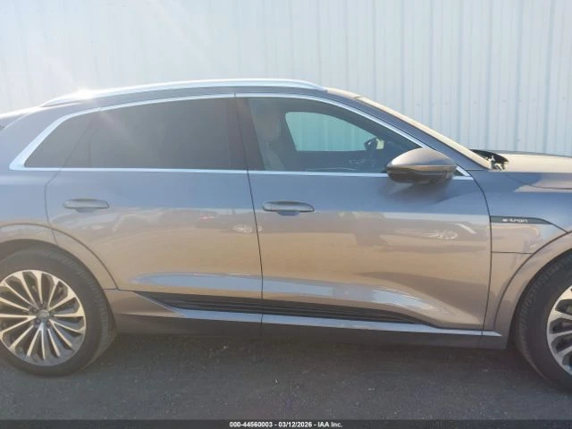 Audi E-Tron PREMIUMPLUS* PANO* ПОДГРЕВ* ОБДУХ* 360, снимка 4 - Автомобили и джипове - 53978520