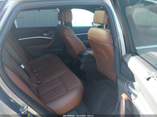 Audi E-Tron PREMIUMPLUS* PANO* ПОДГРЕВ* ОБДУХ* 360, снимка 14 - Автомобили и джипове - 53978520