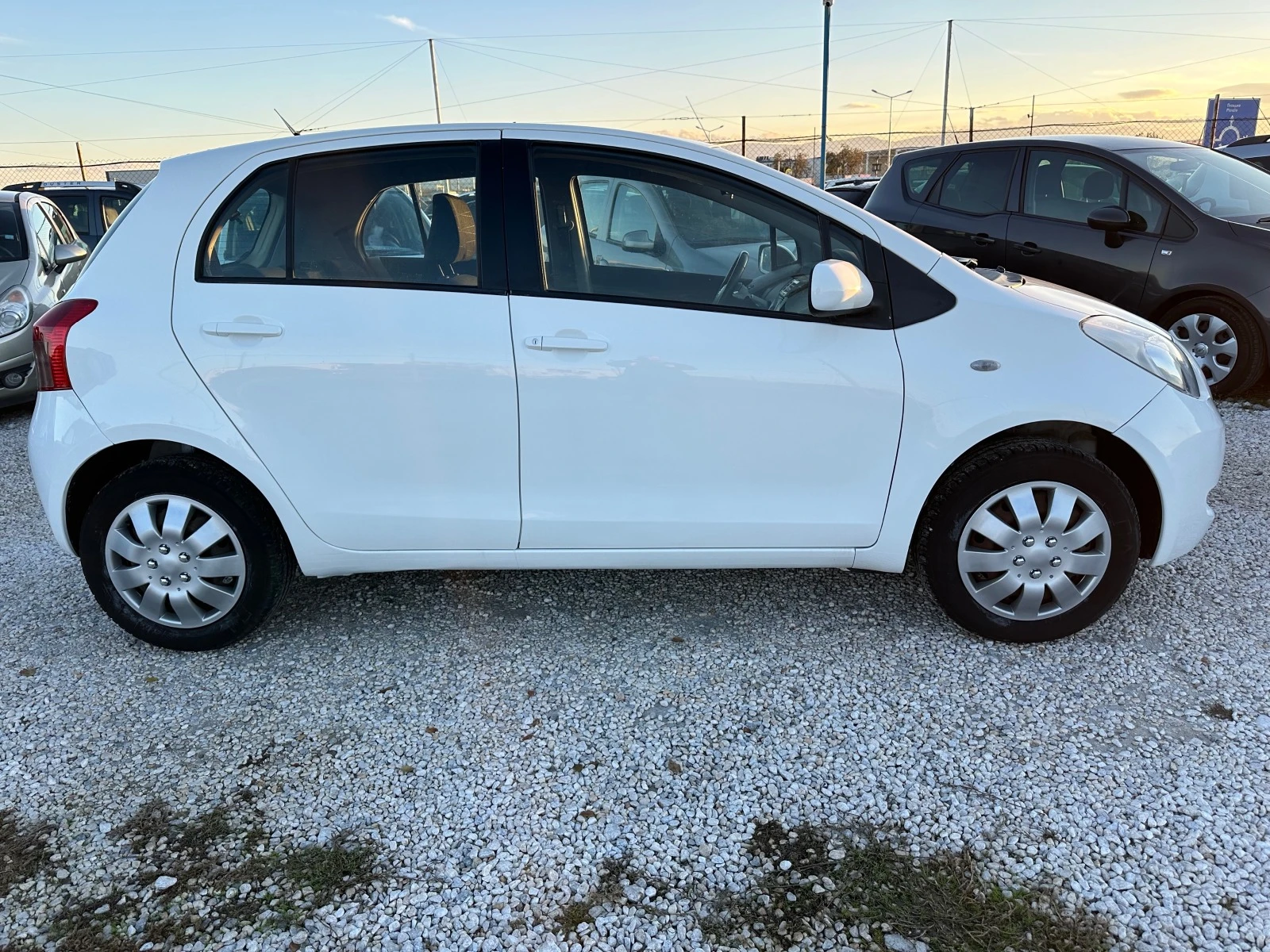 Toyota Yaris 1.0i - изображение 4