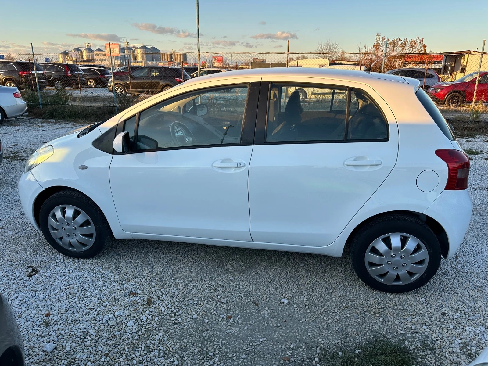 Toyota Yaris 1.0i - изображение 2