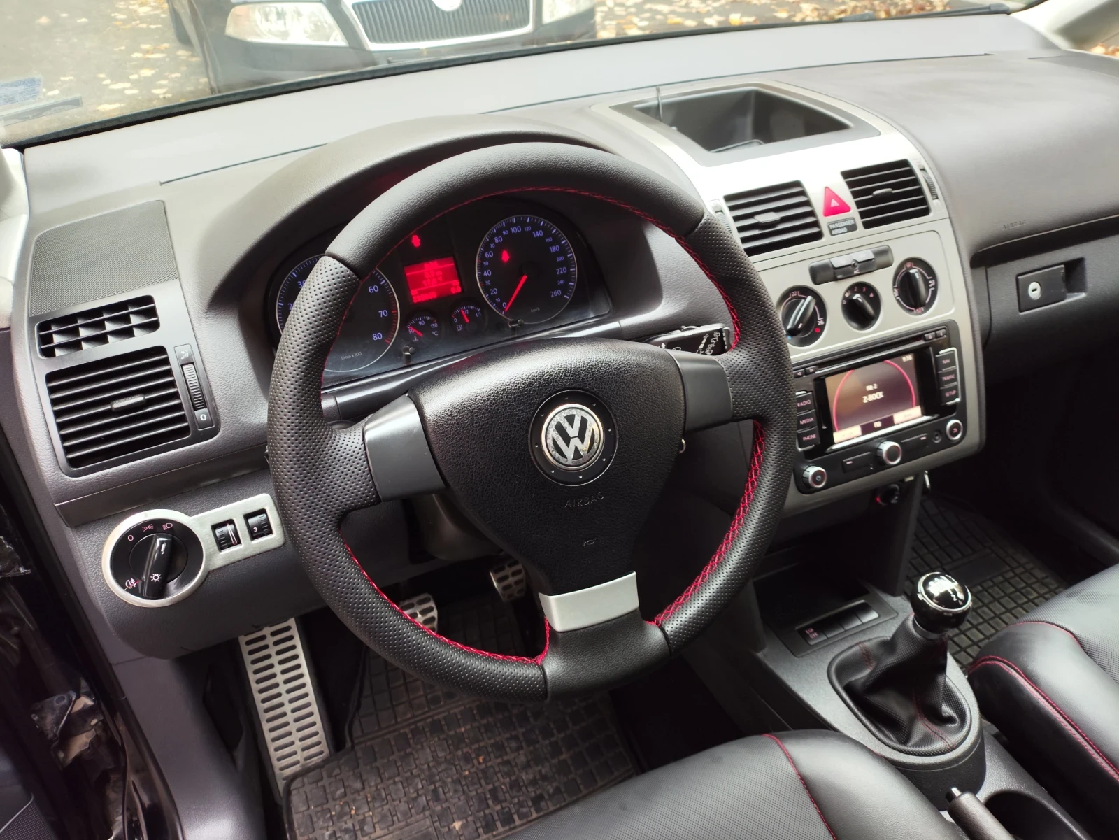 VW Touran 1.6i LPG, снимка 5 - Автомобили и джипове - 54231096