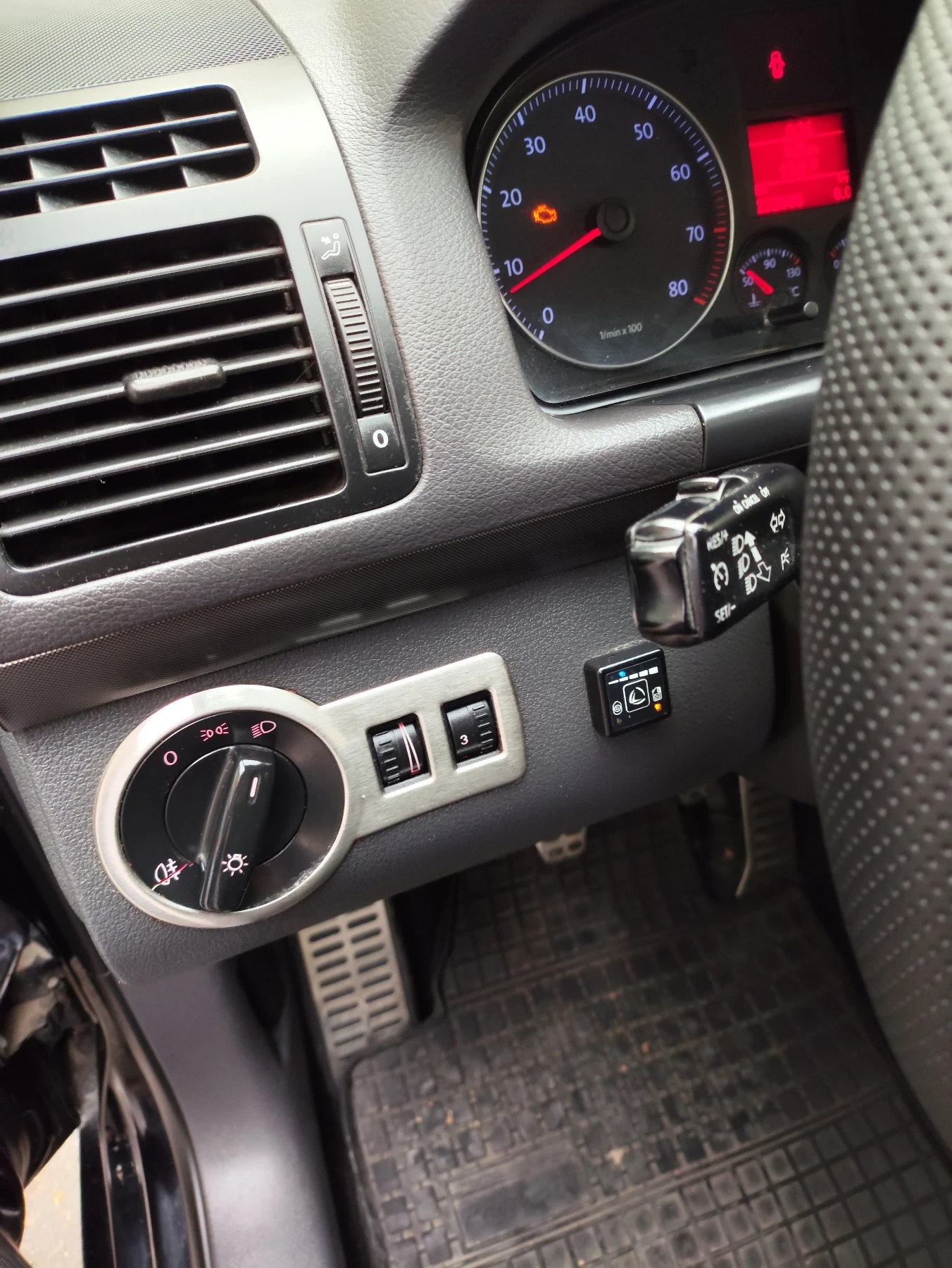 VW Touran 1.6i LPG, снимка 6 - Автомобили и джипове - 54231096