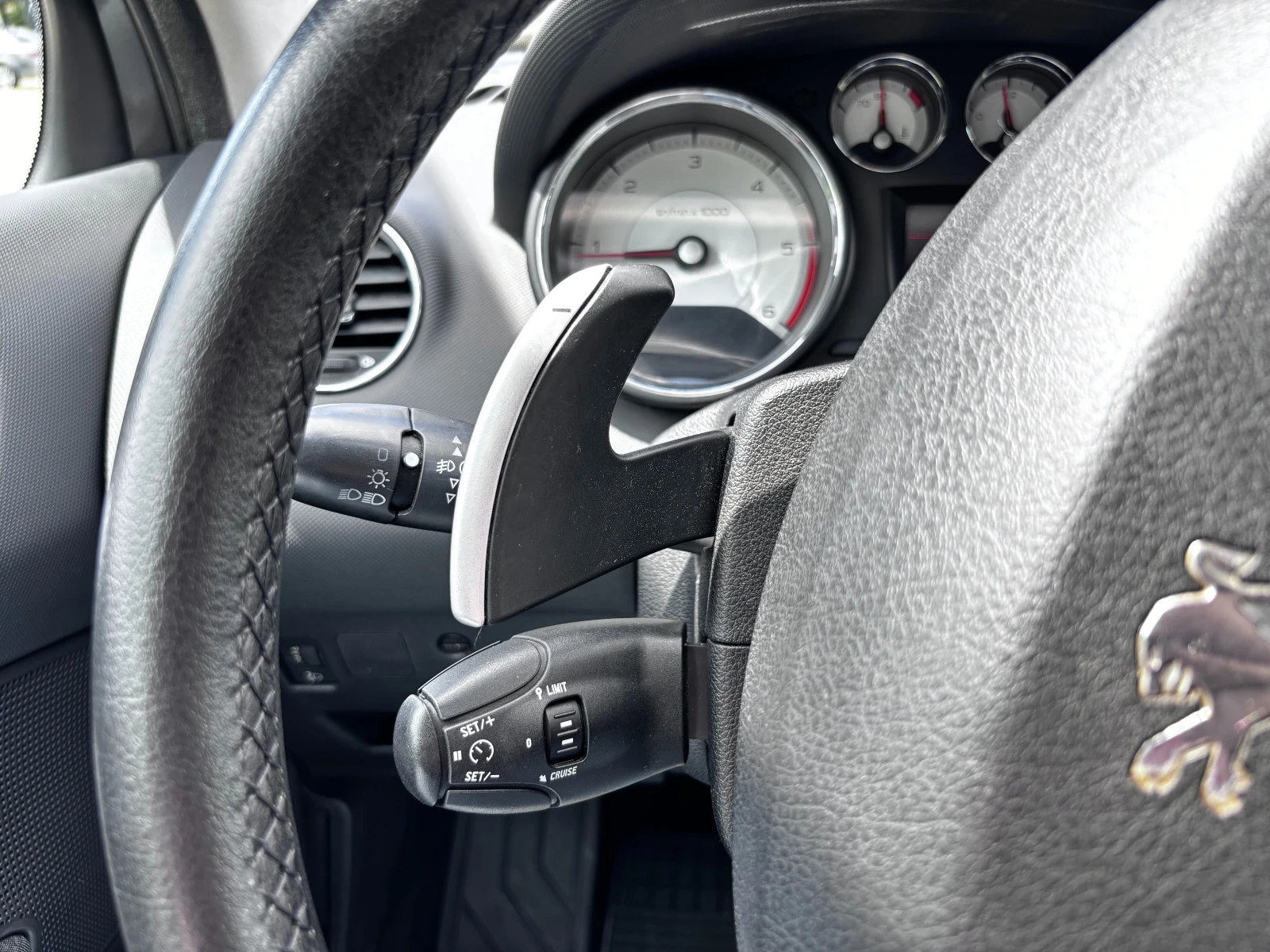 Peugeot 308 1.6 HDI AUTO, снимка 11 - Автомобили и джипове - 54944048