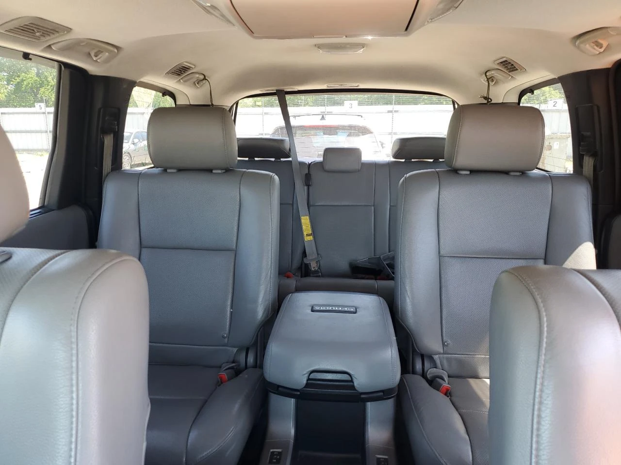 Toyota Sequoia PLATINUM 4X4 - изображение 9