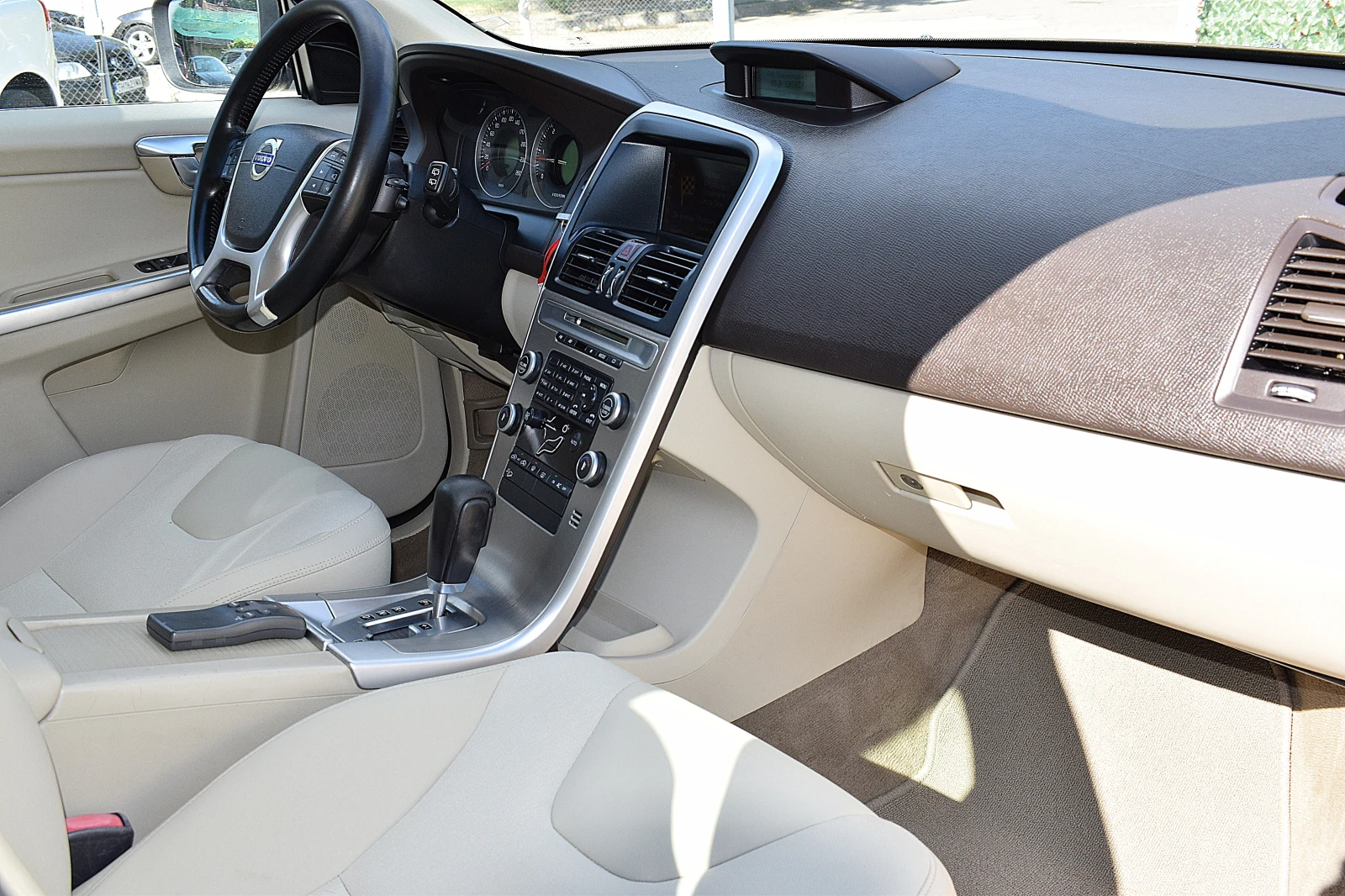 Volvo XC60 2.4/D5/205 коня/ Швейцария/Кожа/Нави/Автомат, снимка 13 - Автомобили и джипове - 55287482