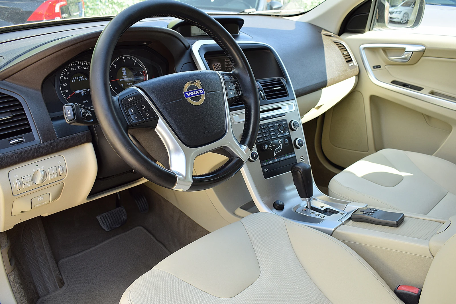 Volvo XC60 2.4/D5/205 коня/ Швейцария/Кожа/Нави/Автомат, снимка 8 - Автомобили и джипове - 55287482