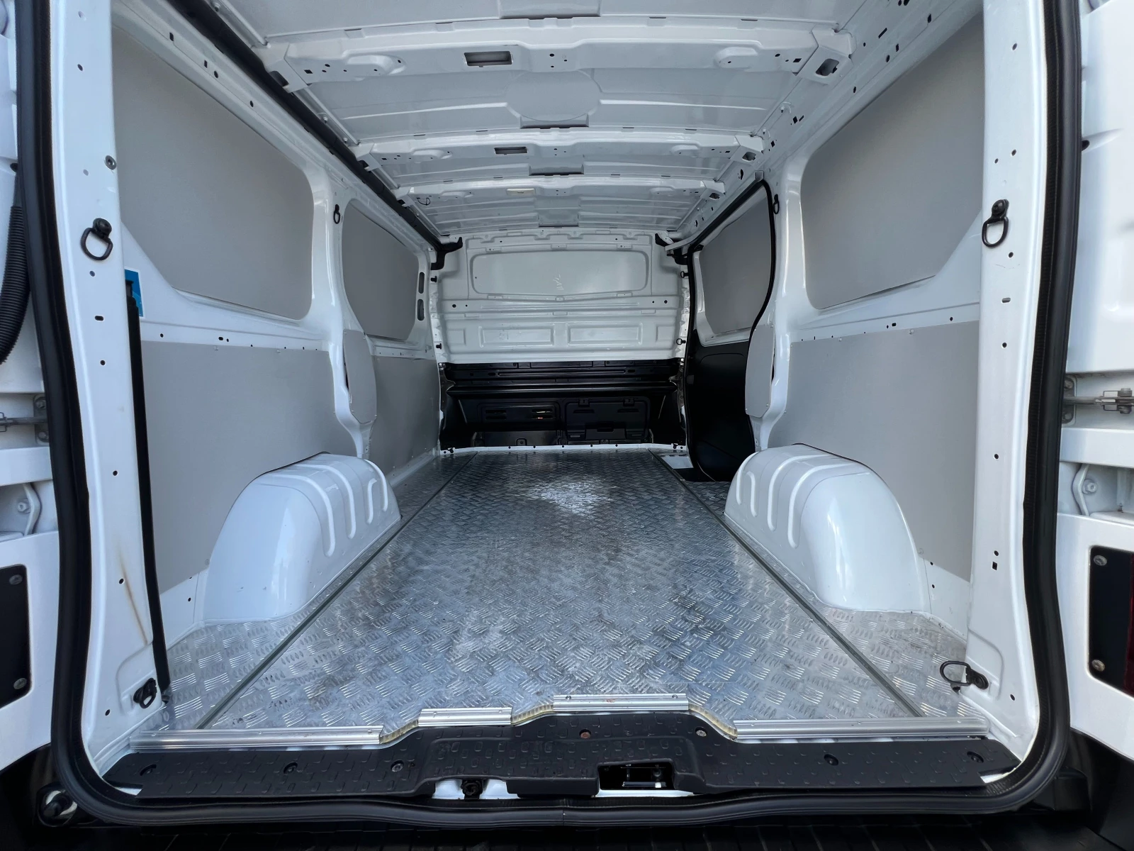 Opel Vivaro 2.0DCi 145k.c./Серв. история/160334км./3-МЕСТЕН/, снимка 11 - Бусове и автобуси - 54717521