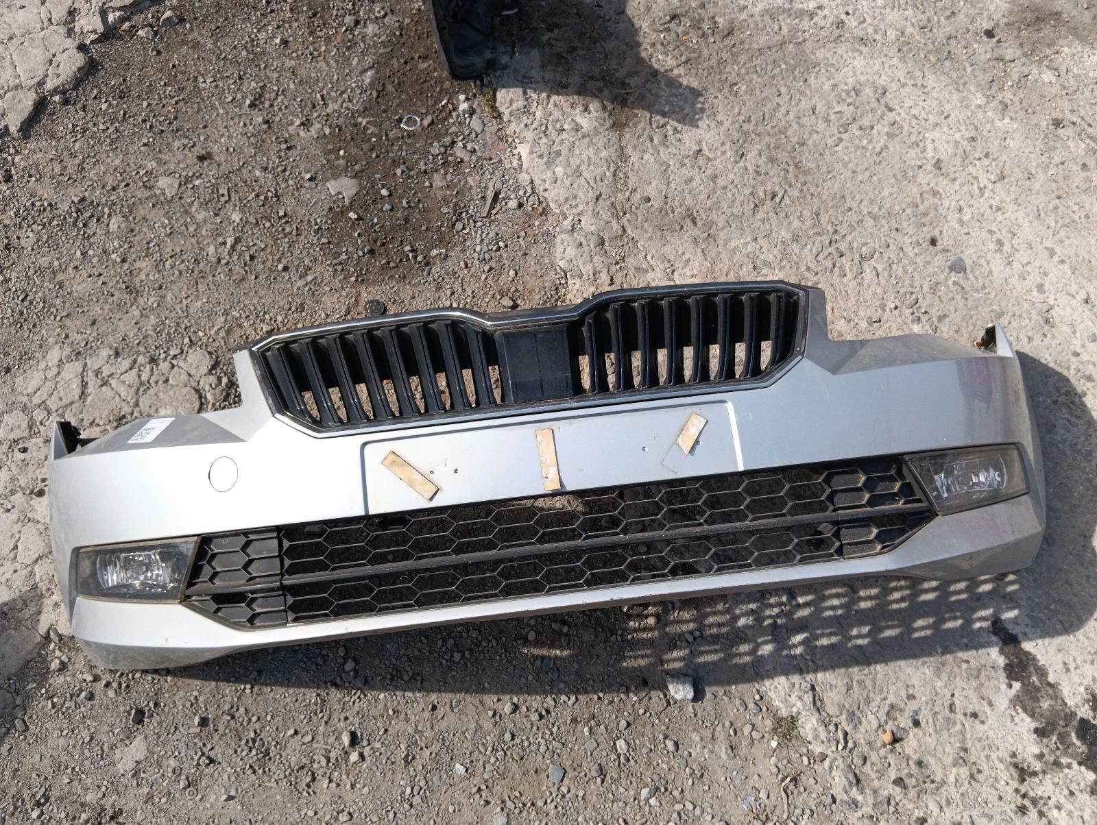 броня предна сива с капачка за дистроник 3V0807221 Skoda Superb