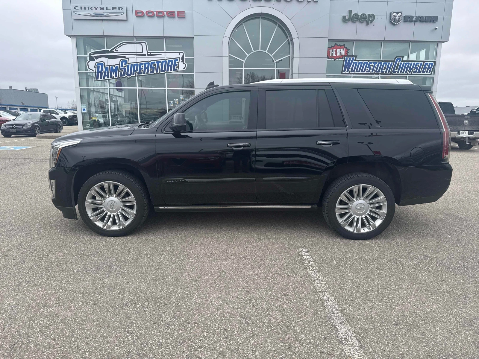 Cadillac Escalade PLATINUM* AWD* 6+ 1* * TV* MASSAGE* BOSE* OBDUHVAN, снимка 3 - Автомобили и джипове - 54268348