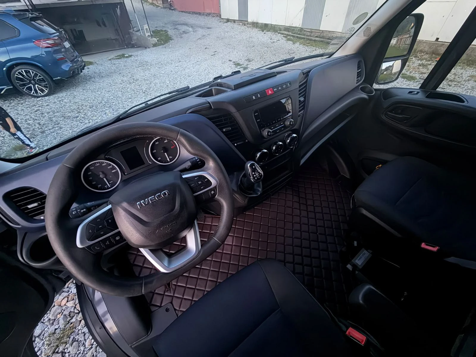 Iveco Daily АВТОМАТ//ДВОЙНА КАБИНА//ЛЕД//ЛИЗИНГ//ПАДАЩ БОРД, снимка 5 - Бусове и автобуси - 55567698