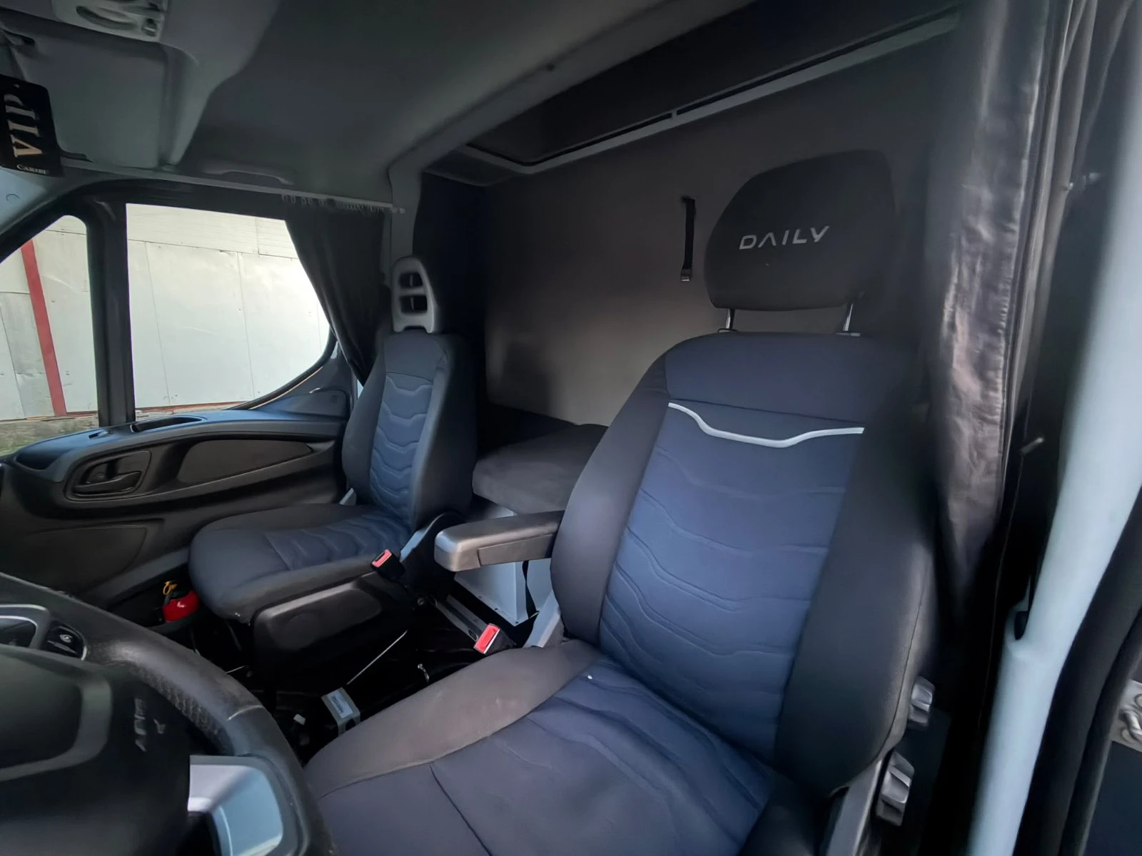Iveco Daily АВТОМАТ//ДВОЙНА КАБИНА//ЛЕД//ЛИЗИНГ//ПАДАЩ БОРД, снимка 8 - Бусове и автобуси - 55567698