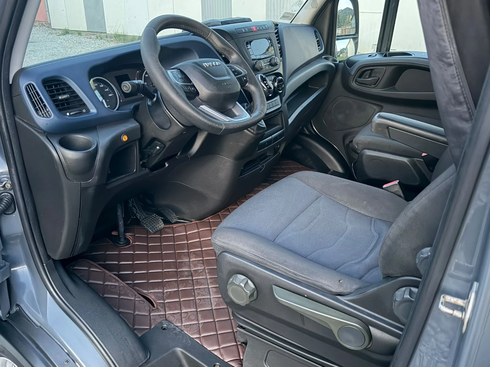 Iveco Daily АВТОМАТ//ДВОЙНА КАБИНА//ЛЕД//ЛИЗИНГ//ПАДАЩ БОРД, снимка 7 - Бусове и автобуси - 55567698