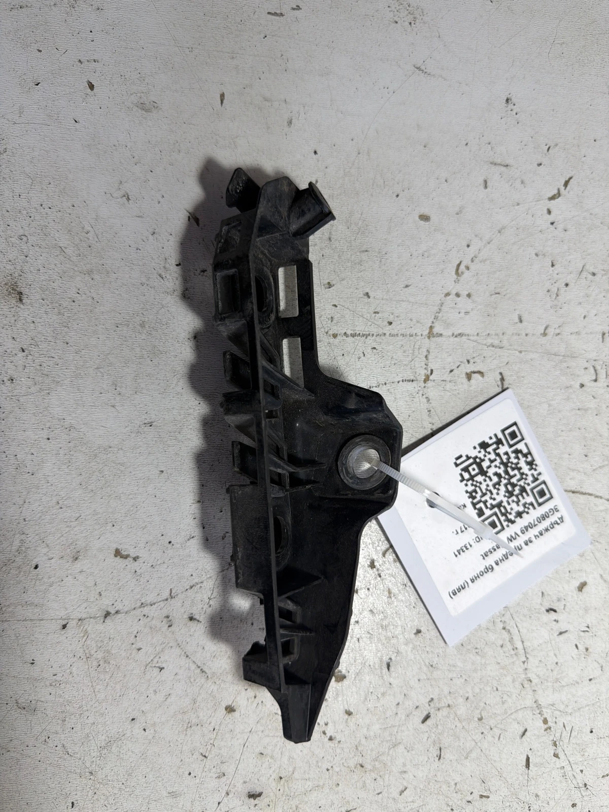 държач за предна броня (ляв) 3G0807049 VW Passat