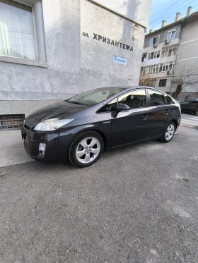 Toyota Prius обслужена от А до Я, сервизна книжка гаранция Км., снимка 2