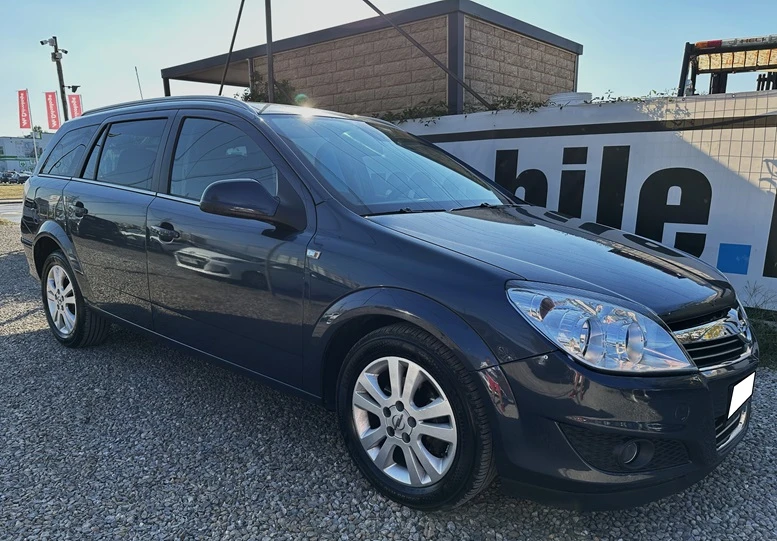 Opel Astra SW 1.6i Facelift, снимка 3 - Автомобили и джипове - 47387262