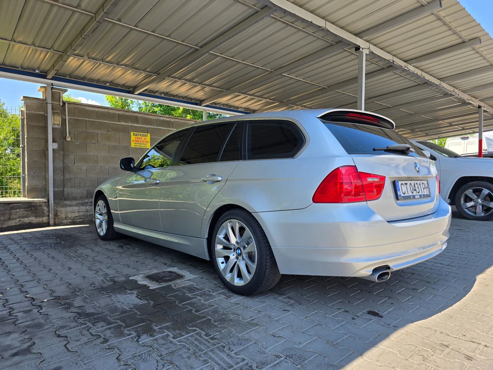 BMW 318 2.0 LCI 143к.с. - изображение 2