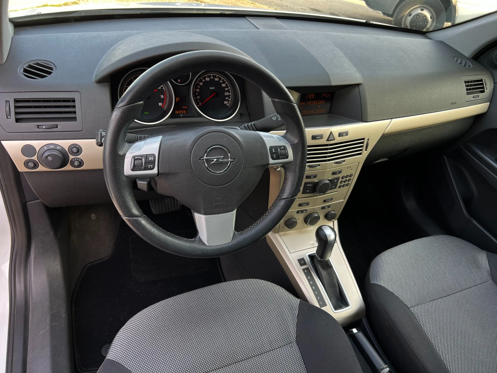 Opel Astra 1.8i-140кс-Автоматик, снимка 8 - Автомобили и джипове - 53948481