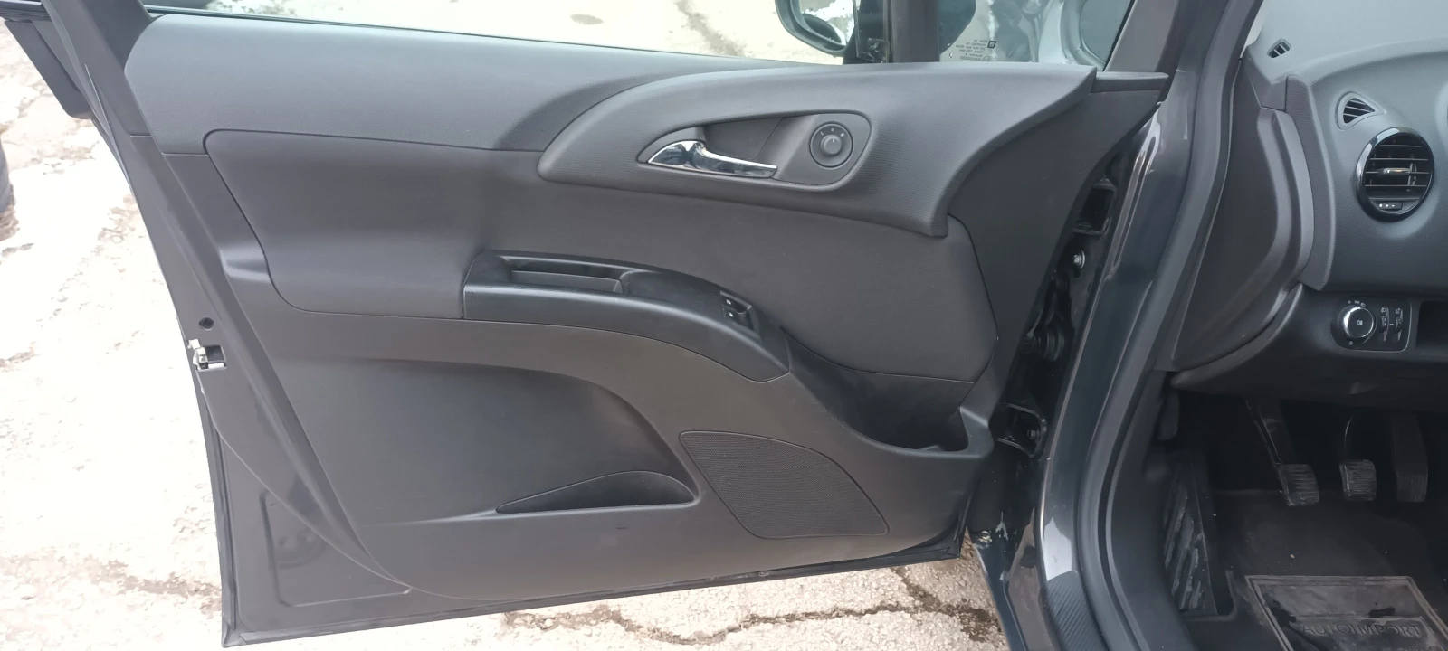 Opel Meriva 1.6cdti, снимка 10 - Автомобили и джипове - 54692358