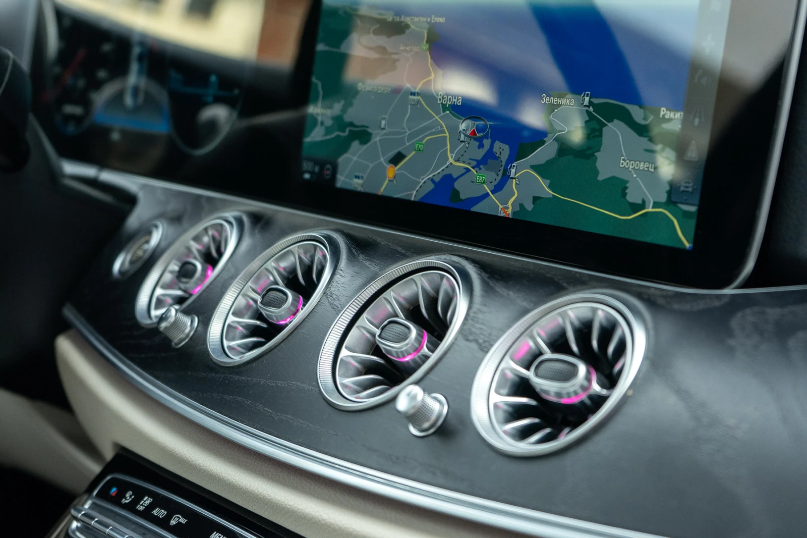 Mercedes-Benz E 400 4Matic/ Multibeam/ 360 / Distronic/ Digital Cockpi, снимка 16 - Автомобили и джипове - 55890070