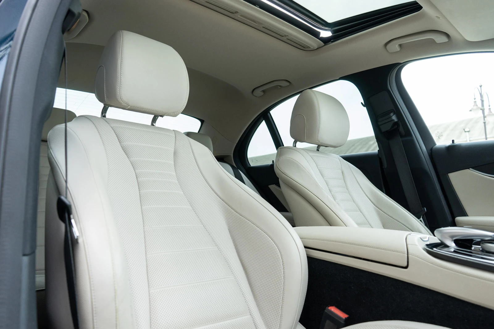 Mercedes-Benz E 400 4Matic/ Multibeam/ 360 / Distronic/ Digital Cockpi, снимка 15 - Автомобили и джипове - 55890070