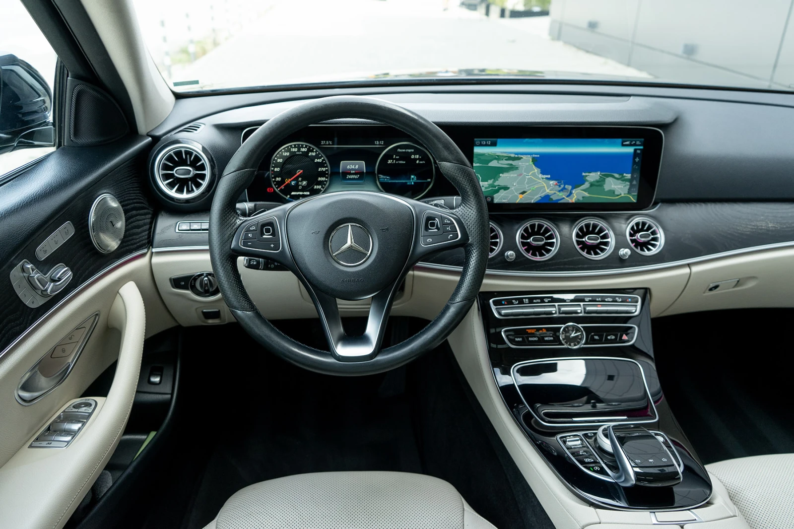 Mercedes-Benz E 400 4Matic/ Multibeam/ 360 / Distronic/ Digital Cockpi, снимка 11 - Автомобили и джипове - 55890070