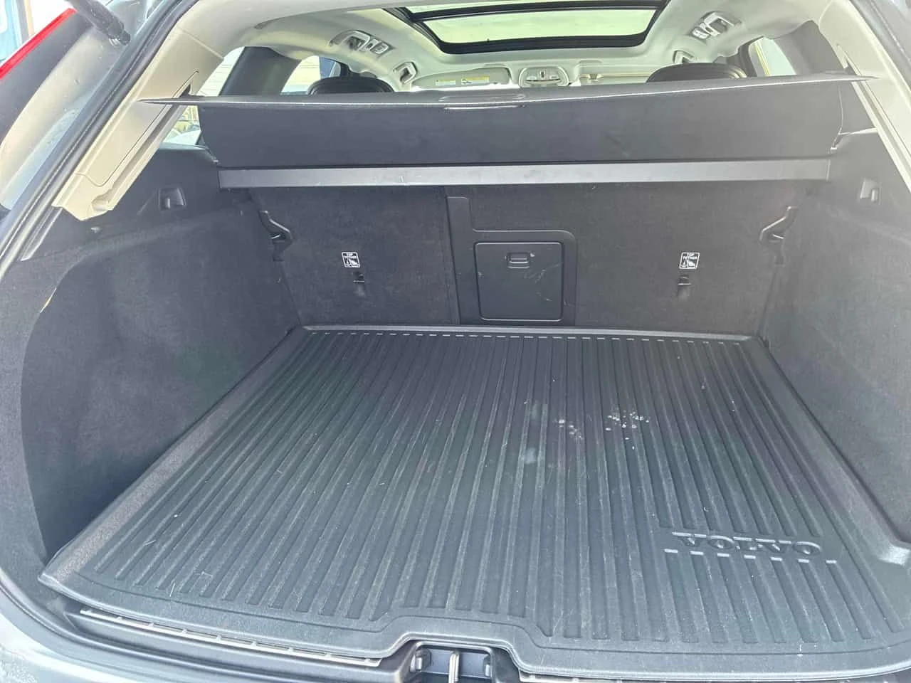 Volvo XC60 MOMENTUM | ПАНО | KEYLESS | 360 | CARFAX, снимка 13 - Автомобили и джипове - 53721330