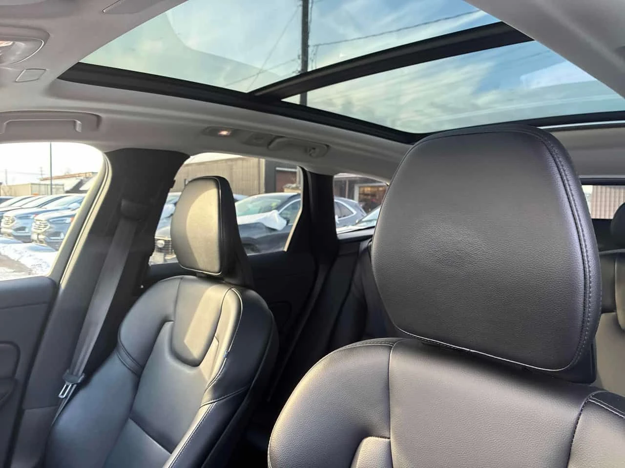 Volvo XC60 MOMENTUM | ПАНО | KEYLESS | 360 | CARFAX, снимка 17 - Автомобили и джипове - 53721330