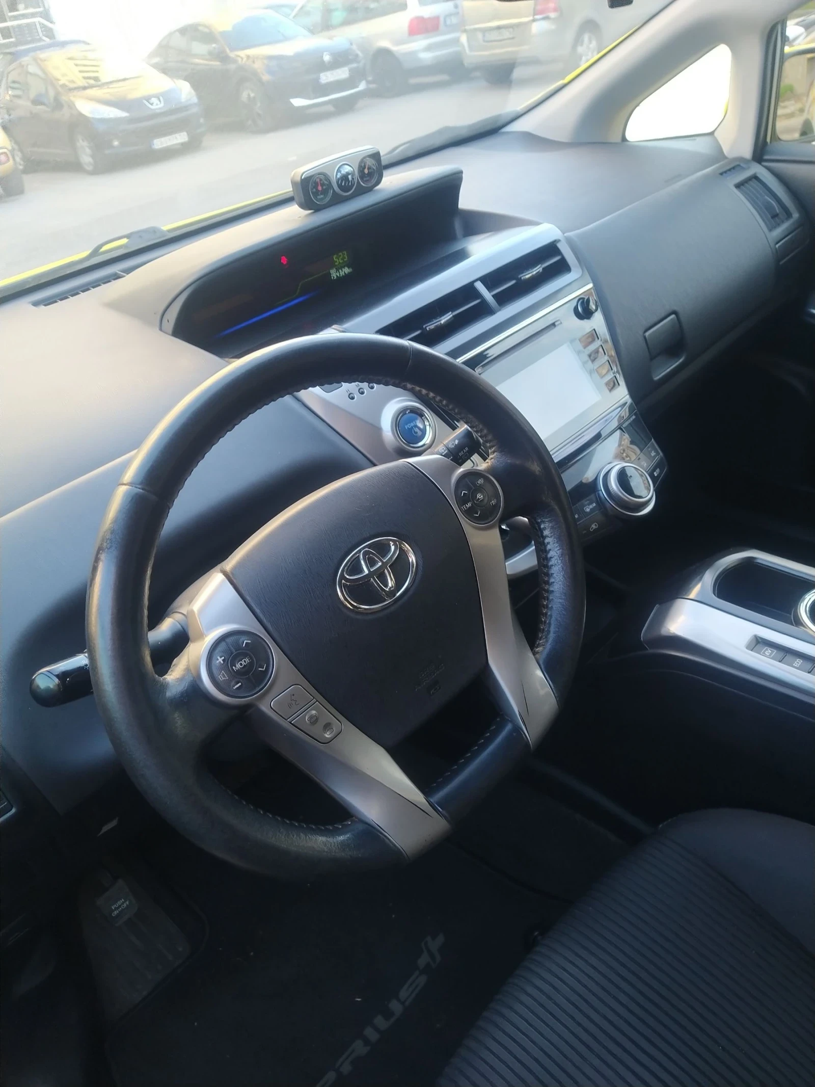 Toyota Prius Седем места - изображение 3