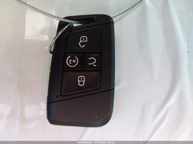 VW Tiguan R-LINE* HEAD UP* KEYLESS* Камера* Digital Cockpit*, снимка 15 - Автомобили и джипове - 53031032