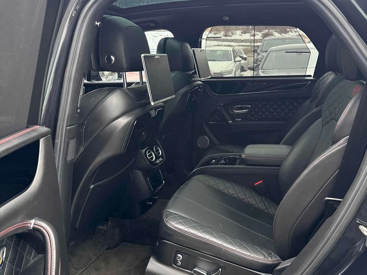 Bentley Bentayga W12 * ДИСТРОНИК* NAIM* МАСАЖИ* ОБДУХВАНЕ*  , снимка 10 - Автомобили и джипове - 53734503