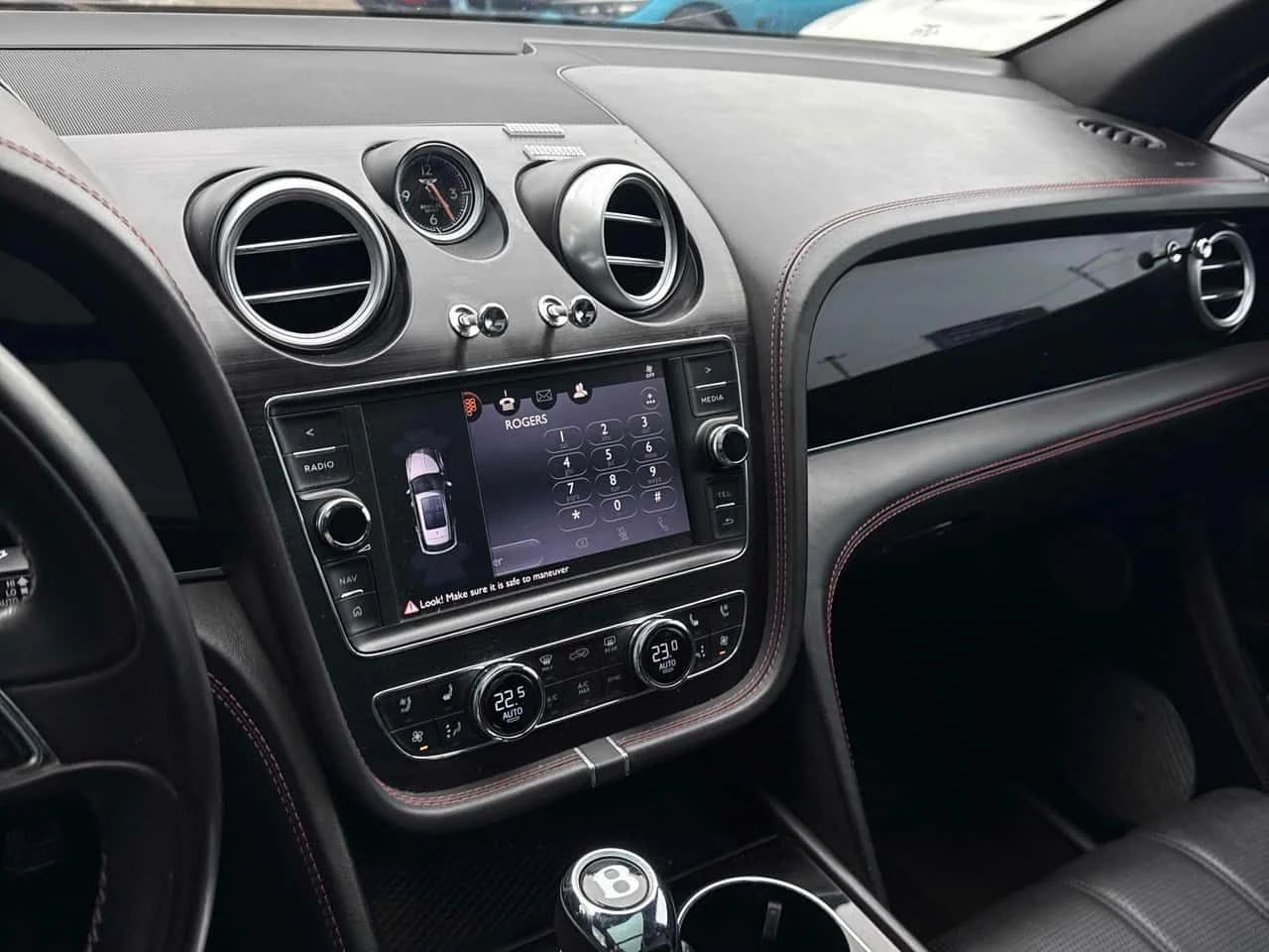 Bentley Bentayga W12 * ДИСТРОНИК* NAIM* МАСАЖИ* ОБДУХВАНЕ*  , снимка 12 - Автомобили и джипове - 53734503