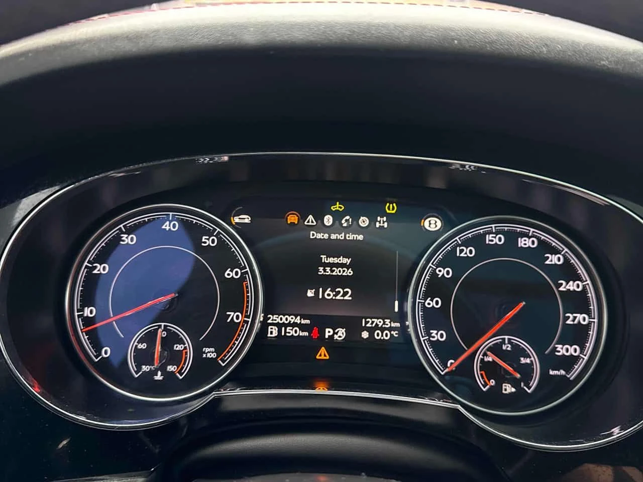 Bentley Bentayga W12 * ДИСТРОНИК* NAIM* МАСАЖИ* ОБДУХВАНЕ*  , снимка 8 - Автомобили и джипове - 53734503